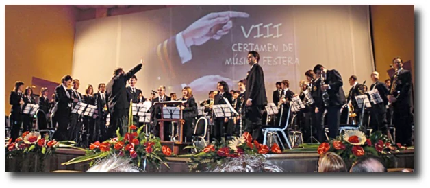 fotografia de la Banda AMSCA i el seu director Ramon Garcia i Soler, després de la interpretació de la marxa mora Los Djinns de Santiago Quinto