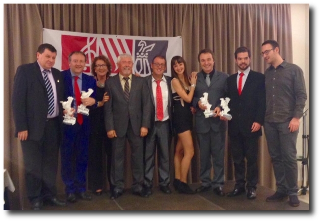 imatge dels guardonats amb els Premis hermes acompanyats de membres de la Junta Directiva de l'AMSCA i altres autoritats 