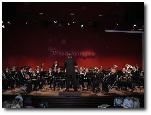 fotografia de la banda de l'Agrupació Musical Santa Cecília d'Ador sent dirigida per Ramon Garcia i Soler