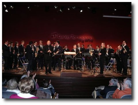 fotografia de la banda de l'Agrupació Musical Santa Cecília d'Ador sent dirigida per Ramon Garcia i Soler