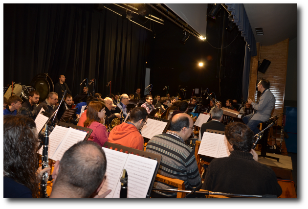 fotografia de la Banda de l'Agrupació Musical Santa Cecília d'Ador durant l'enregistrament del CD monogràfic de Carlos Pellicer