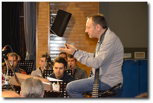 fotografia de Ramon Garcia i Soler dirigint la Banda de l'Agrupació Musical Santa Cecília d'Ador durant l'enregistrament del CD monogràfic de Carlos Pellicer