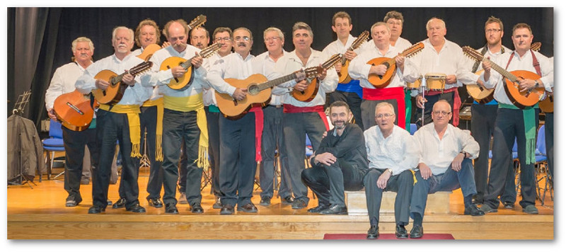 fotografia del Grup La Tardor amb el seu Director A. Cuenca Castelló